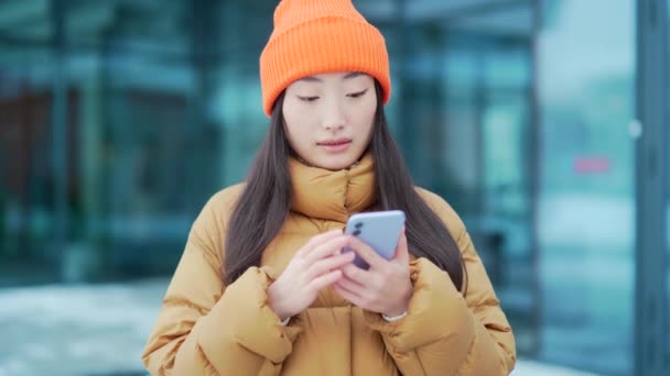 Чудова Азійська Дівчина Підліток Стоїть Зимовій Сніговій Вулиці Холодну Погоду — стокове відео