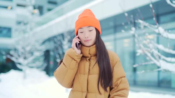 Jeune Femme Asiatique Parlant Sur Téléphone Portable Marchant Sur Une — Video