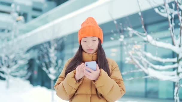 Чудова Азійська Дівчина Підліток Стоїть Зимовій Сніговій Вулиці Холодну Погоду — стокове відео