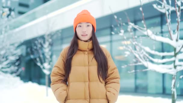 Retrato Joven Asiática Mujer Pie Sobre Fondo Nieve Ciudad Moderna — Vídeos de Stock