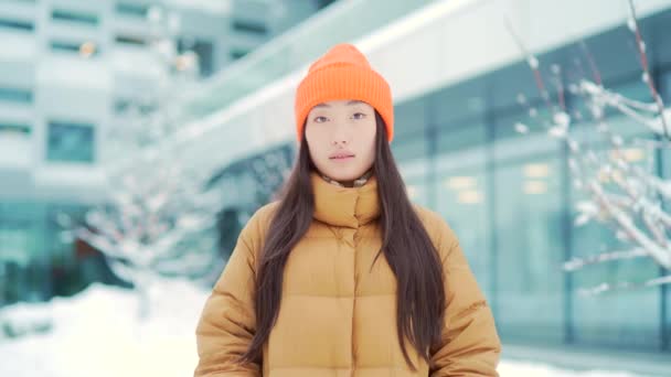 아시아인 날씨에 도시의 빌딩의 카메라를 있습니다 아름다운 소녀가 겨울에 야외에서 — 비디오