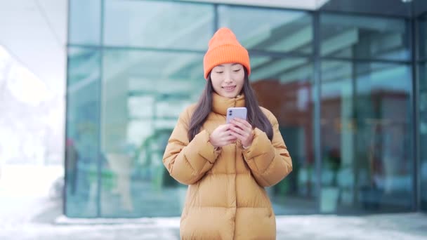 Krásný Šťastný Asijské Dospívající Dívka Nebo Student Procházky Zimní Zasněžené — Stock video