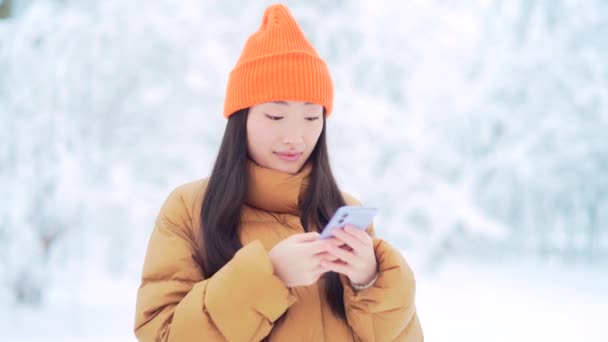 Jeune Femme Asiatique Dans Parc Une Date Attendant Par Une — Video
