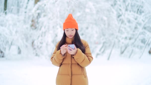 Joven Mujer Asiática Parque Una Cita Esperando Día Nevado Invierno — Vídeos de Stock