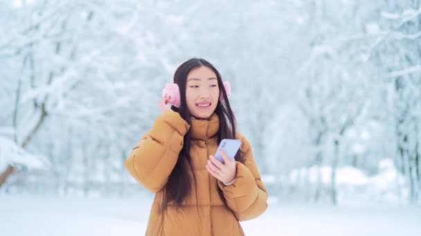 Šťastný Veselý Vtipný Asijské Dospívající Dívka Student Procházka Parku Poslech — Stock video