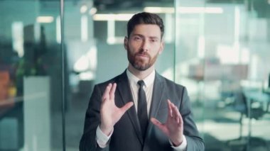 Takım elbiseli beyaz iş adamı portresi kameraya bakarak konuşuyor. Çevrimiçi toplantı, konferans, tavsiye, uzaktan öğrenme, ofis dersinde video aracılığıyla eğitim. Web kamerası görünümü