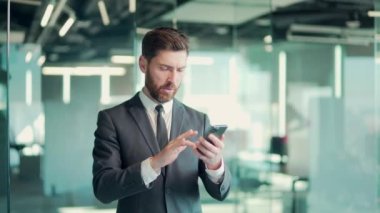 Genç kızgın ve hoşnutsuz bir iş adamı akıllı cep telefonu arızasını kullanıyor. Veri girilemiyor, zayıf bir internet ağı yok. Erkek kullanıcı, akıllı telefon uygulamasındaki kötü haber veya sinyalden hayal kırıklığına uğradı