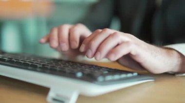 Ofisteki iş adamının klavyeyle yazarken ellerini kapat. Erkek, çalışan, takım elbiseli ve gömlekli girişimci bilgisayarda yakın çekim yazışmaları. Komisyoncu işadamı Masa başı araştırmasında