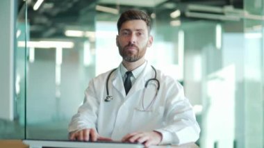 Bir doktorla çevrimiçi istişare ya da iş arkadaşlarıyla hasta konferansı. Portre erkek doktor terapisti çevrimiçi tedavi tavsiyesi. Konuşuyor ve kameraya bakıyor. Web kamerası görüntüsü. Teletıp
