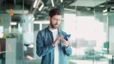 Mutlu iş adamı, serbest çalışan, çalışan, gezici galibiyeti kutlayan, çok sevinçli şanslı kazanan iyi haberler alıyor akıllı telefon sevincini kullan, finansal başarı bahsini ofiste kazan. İç mekan