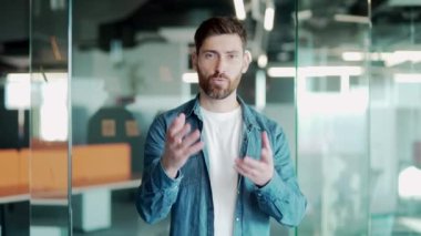 Webcam görüntüsü. İşadamı Freelancer. Portre genç yakışıklı sakallı beyaz çalışan destek hizmetleri kameraya çevrimiçi iletişim, danışma, video görüşmesi, ofiste sanal toplantı