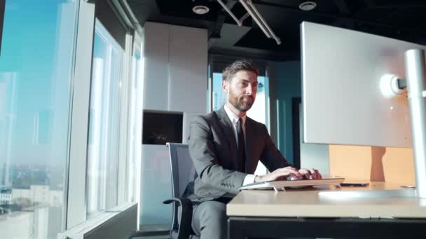 Funcionário Escritório Terno Que Trabalha Computador Frente Correspondência Monitor Que — Vídeo de Stock