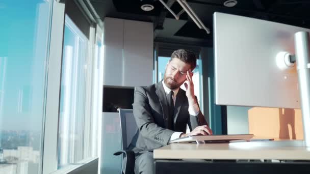 若くして疲れ果て 職場に座っていた過労のサラリーマンは 頭を痛めていた 肖像不健康な疲れ男性で痛み病気仕事でストレス鎮静作業コンピュータ — ストック動画