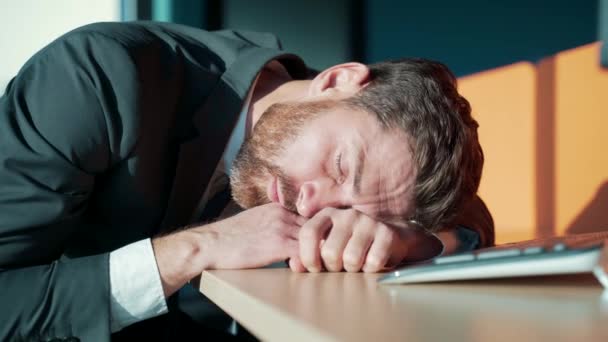 精疲力竭的商人 办公室职员或工作服职员在工作时睡觉 过度劳累的商人雇员在桌面上睡着了 开派对的时候带着宿醉 — 图库视频影像