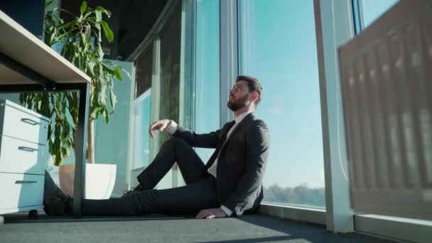 Traurig Deprimierter Unternehmer Formellen Anzug Sitzt Auf Dem Fußboden Einem — Stockvideo