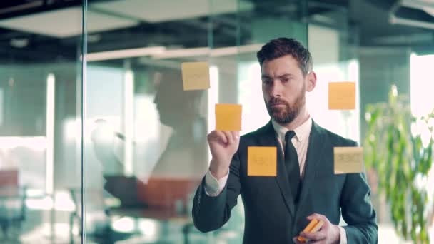 Geschäftsmann Modernem Büro Verwendet Post Haftnotizen Eine Idee Teilen Brainstorming — Stockvideo