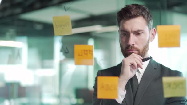 Modern Ofisteki Adamı Bir Fikri Paylaşmak Için Yapışkan Notlar Kullanır — Stok video