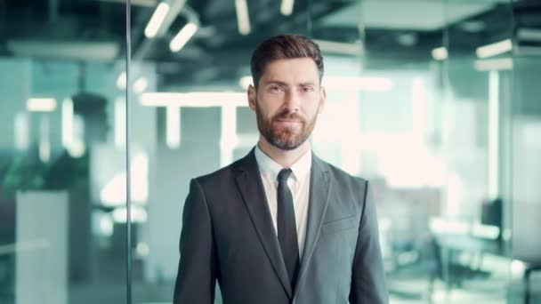 Porträt Eines Selbstbewussten Geschäftsmannes Formellen Anzug Der Einem Modernen Glasbüro — Stockvideo