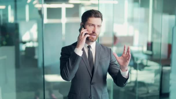 Homem Barbudo Negócios Confiante Falando Telefone Escritório Moderno Bonito Homem — Vídeo de Stock