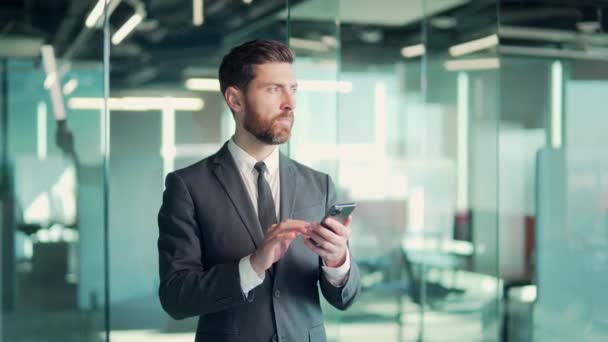 Bärtiger Kaukasischer Geschäftsmann Mit Smartphone Modernen Büro Geschäftsmann Anzug Scrollt — Stockvideo