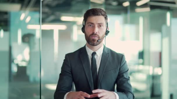 Falante Homem Negócios Caucasiano Terno Com Fone Ouvido Falando Olhando — Vídeo de Stock
