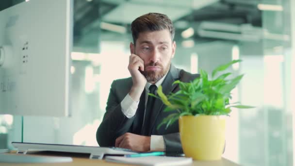 Gelangweilte Büroangestellte Die Schreibtisch Mit Dem Computer Sitzen Männliche Unternehmer — Stockvideo