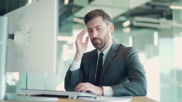 Ung Utmattad Överarbetad Kontorsarbetare Sitter Arbetsplatsen Med Svår Huvudvärk Masserar — Stockvideo