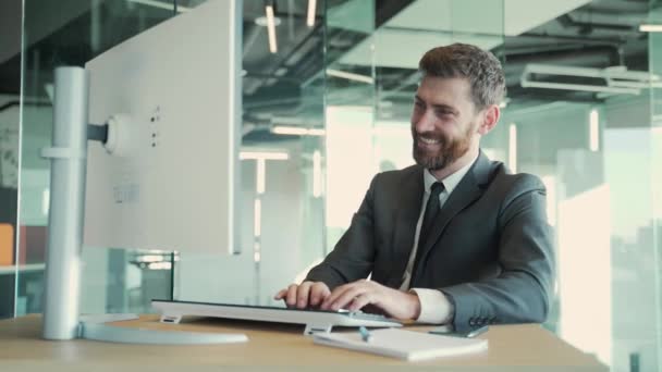 若いビジネスマンのオフィスワーカーの起業家は プロジェクトの後に職場で彼の手を後ろに置きます 喜びのコンテンツは コンピュータの目の前の机で幸せ目を閉じて休める — ストック動画