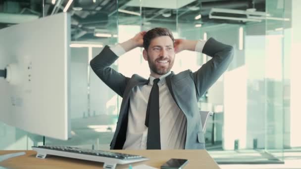비즈니스 매니저는 헤드셋을 사용하여 원격으로 통화로 온라인 회의를 현대식 사무실 — 비디오