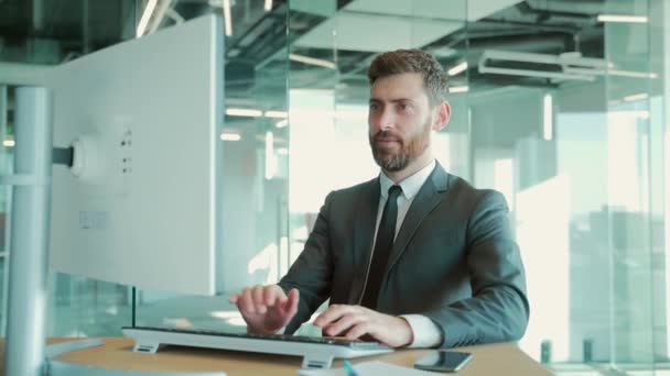 Ofiste Başarılı Olmanın Sevinci Mutlu Çalışan Şirketin Patronu Ihale Kazanır — Stok video
