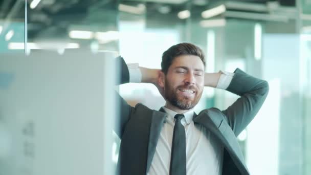 Satisfait Des Rêves Vacances Des Employés Bureau Homme Affaires Souriant — Video