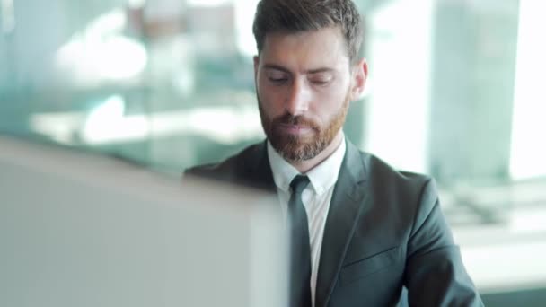 Portrait Thoughtful Male Businessman Working Computer Modern Office Desk Confident — Stock Video