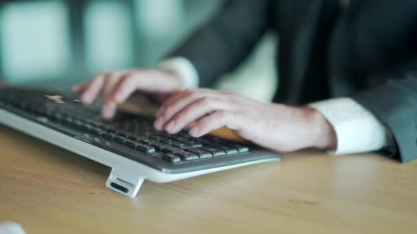 Ofisteki Adamının Klavyeyle Yazarken Ellerini Kapat Erkek Çalışan Takım Elbiseli — Stok video