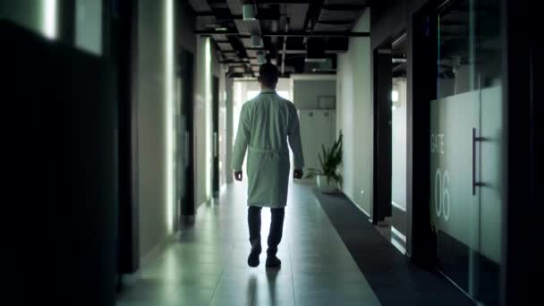 Silhouette Doctor Walks Empty Corridor Hospital Modern Clinic Physician Portrait — Stock Video