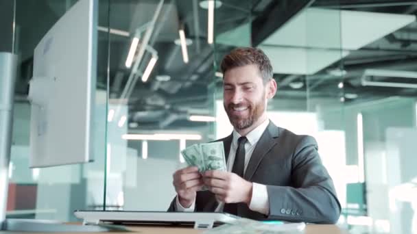 Feliz Hombre Negocios Exitoso Contando Dinero Efectivo Sentado Lugar Trabajo — Vídeo de stock