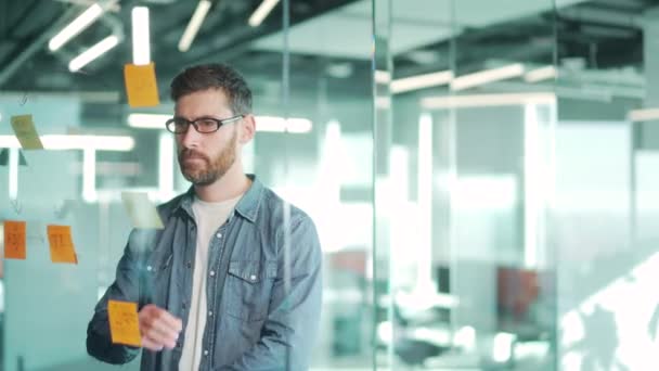 생각깊고 창의적 사업가가 해결책을 수염을 텍사스 브레인스토밍은 사무실에 화려하고 끈적끈적 — 비디오