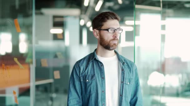 Porträt Eines Jungen Gutaussehenden Bärtigen Mannes Mit Brille Kreative Büroangestellte — Stockvideo