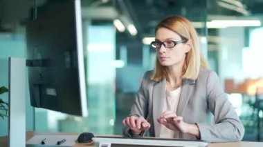 Hedefe ulaşmak için. Başarılı bir iş çıkardın. Mutlu kadın görevini başarıyla tamamladı. İş yerinde ellerini kaldırdı. Memnun iş kadını çalışan. Vay canına! heyecanlı başarı projesi pc