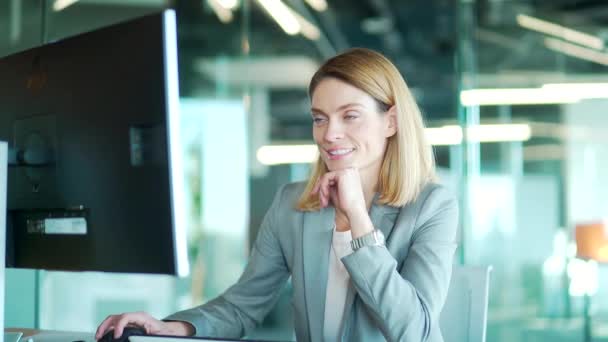 Alegre Mujer Feliz Mirando Pantalla Ordenador Sentado Lugar Trabajo Oficina — Vídeos de Stock