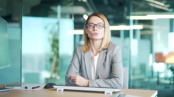 Porträt Kaukasische Geschäftsfrau Mitarbeitersprecherin Spricht Vor Der Kamera Online Besprechung — Stockvideo