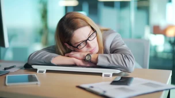 Trabajadora Oficina Caucásica Cansada Durmiendo Lugar Trabajo Escritorio Computadora Empresaria — Vídeo de stock