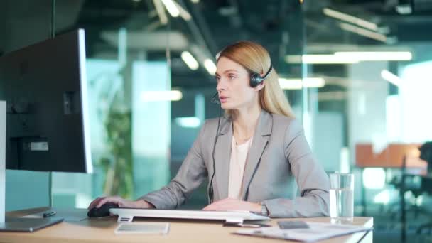 Kadını Yöneticisi Internet Kamerası Kulaklık Kullanarak Çevrimiçi Konferans Düzenliyor Ofis — Stok video