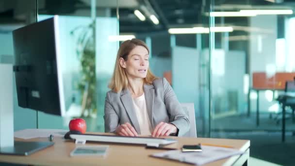 Vrouw Verveelt Zich Het Werk Doet Niets Doen Kantoormedewerker Heeft — Stockvideo