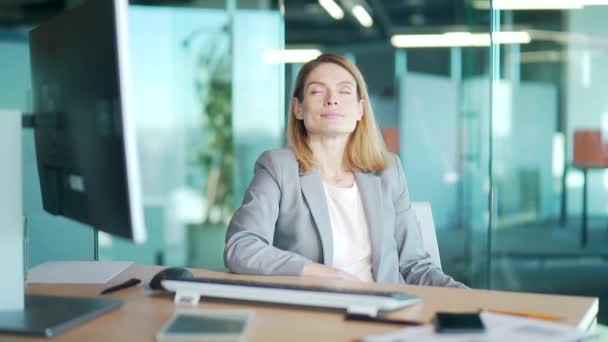 Trabajadora Oficina Relaja Lugar Trabajo Retrato Mujer Empleada Emprendedora Sueña — Vídeos de Stock