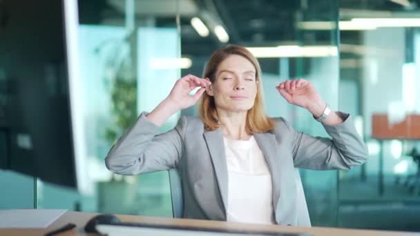 Kancelářská Pracovnice Uvolňuje Pracovišti Portrétní Zaměstnankyně Nebo Podnikatelka Sní Dovolené — Stock video