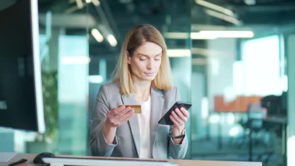 Zufriedene Geschäftsfrau Die Arbeitsplatz Büro Mit Dem Smartphone Einkauft Fröhliche — Stockvideo