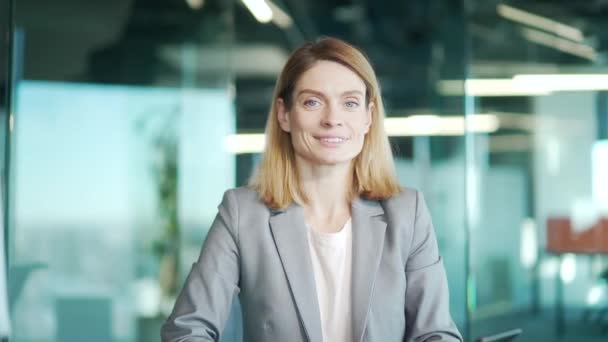 Portrétní Mladá Dospělá Podnikatelka Obleku Dívá Kamery Usmívá Moderní Kanceláři — Stock video