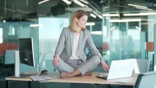 オフィスのデスク越しにオフィスのハードワークからストレスの多い感情を鎮めるためにヨガをするビジネスマン女性 ビジネス女性 従業員起業家労働者のリラクゼーション瞑想と職場での休息 — ストック動画