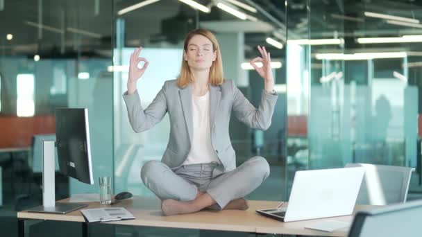 做瑜伽的女商人通过与同事一起在办公室里的艰苦工作来缓和紧张的情绪 女实业家 女企业家工人放松工作场所的沉思和休息 — 图库视频影像