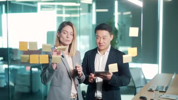 Start Und Umsetzung Eines Kleinunternehmensprojekts Asiatischer Geschäftsmann Diskutiert Mit Geschäftsfrau — Stockvideo
